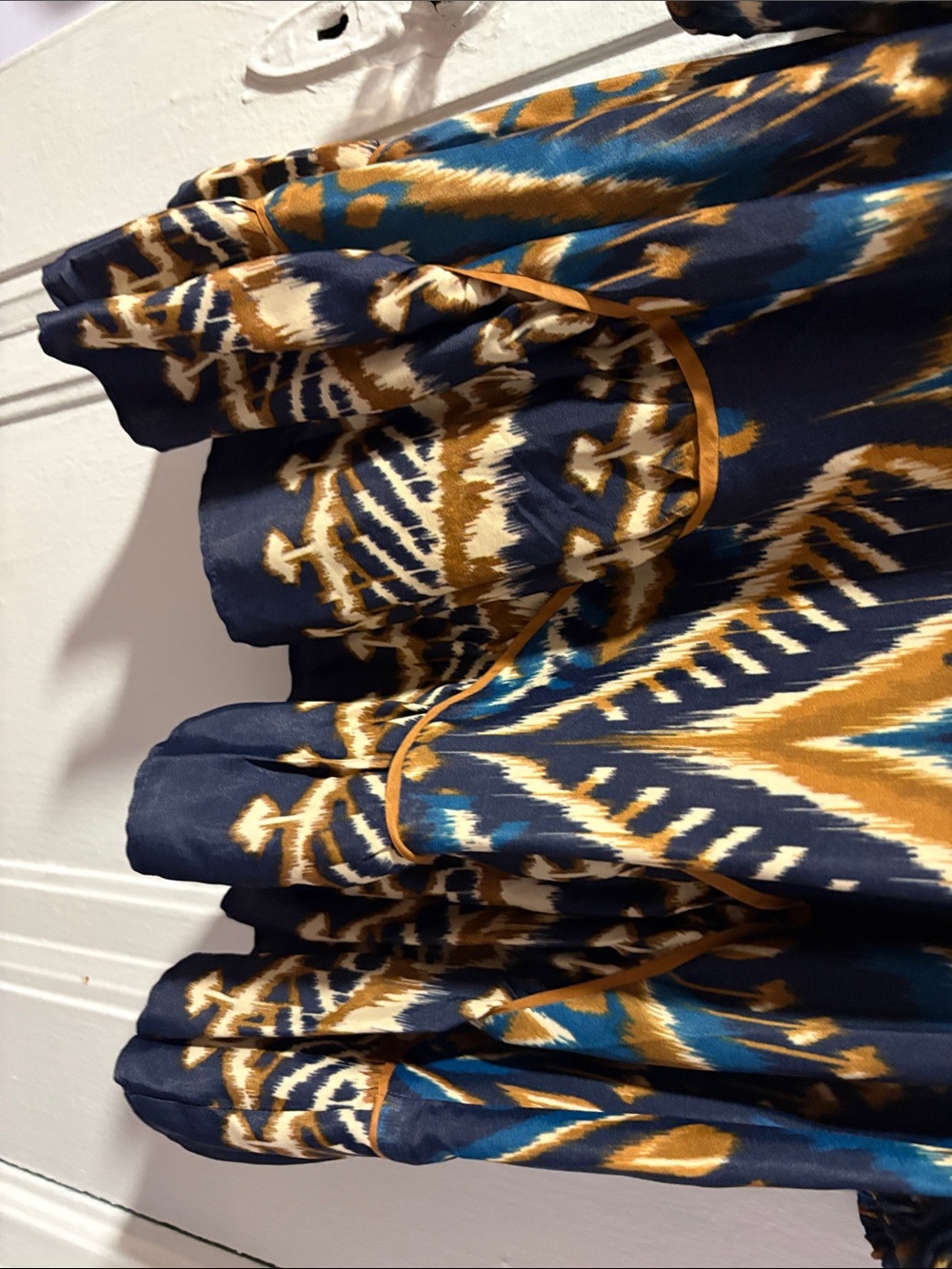 FARM RIO Women's Blue and Gold Patterned Long-Sleeve Dress
BRAND NEW - Picture 5 of 7